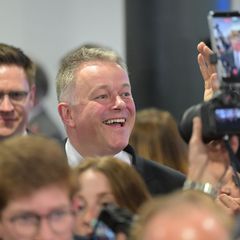 Wahlsieger Schnieder strahlt. Foto: Hannes Albert/dpa