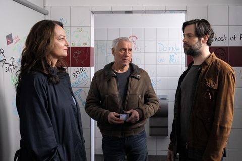 Nachforschungen an der Schule: Jana Winter (Natalia Wörner) und Matthias Hamm (Ralph Herforth, Mitte) wollen von Dominiks Lehrer Gustav Mikkelsen (Richard Ulfsäter) mehr über Dominik erfahren.