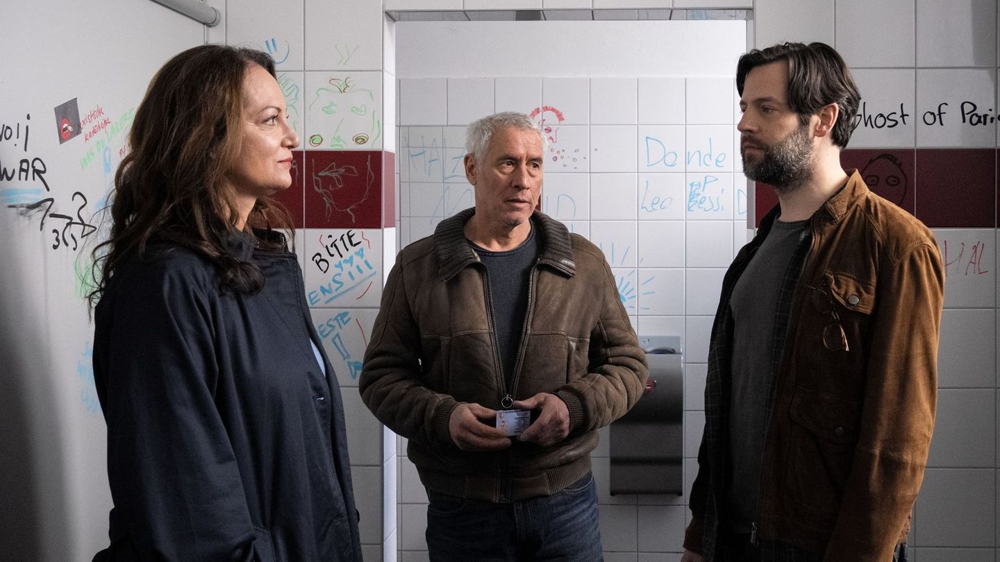 Nachforschungen an der Schule: Jana Winter (Natalia Wörner) und Matthias Hamm (Ralph Herforth, Mitte) wollen von Dominiks Lehrer Gustav Mikkelsen (Richard Ulfsäter) mehr über Dominik erfahren.