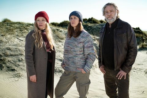 Auch im vierten Fall wird Kommissarin Frida Olsen (Katharina Heyer, links) aus Esbjerg hinzugezogen, als es einen weiteren Mord in der Nähe von Ribe gibt. Gemeinsam mit den örtlichen Polizisten Ida Sörensen (Marlene Morreis) und Magnus Vinter (Nicki von Tempelhoff) übernimmt sie die Ermittlungen.