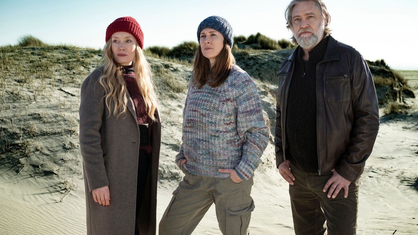 Auch im vierten Fall wird Kommissarin Frida Olsen (Katharina Heyer, links) aus Esbjerg hinzugezogen, als es einen weiteren Mord in der Nähe von Ribe gibt. Gemeinsam mit den örtlichen Polizisten Ida Sörensen (Marlene Morreis) und Magnus Vinter (Nicki von Tempelhoff) übernimmt sie die Ermittlungen.