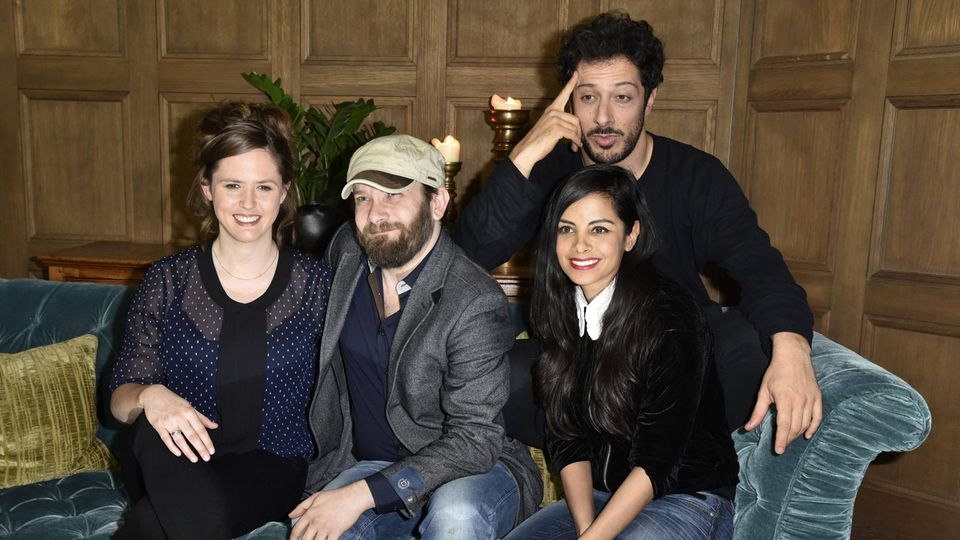 Christian Ulmen, Collien Fernandes und Fahri Yardim auf einem Fotoshooting für Jerks, mit dabei Schauspielerin Emily Cox (links)