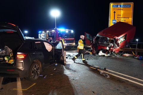 Sanitäter bringen die Verletzten in ein Krankenhaus. Foto: Reinert/swd-medien/dpa