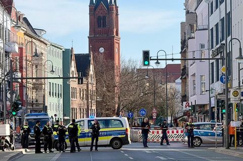 Absperrung einer Straße in Berlin Neukölln nach einer Schießerei