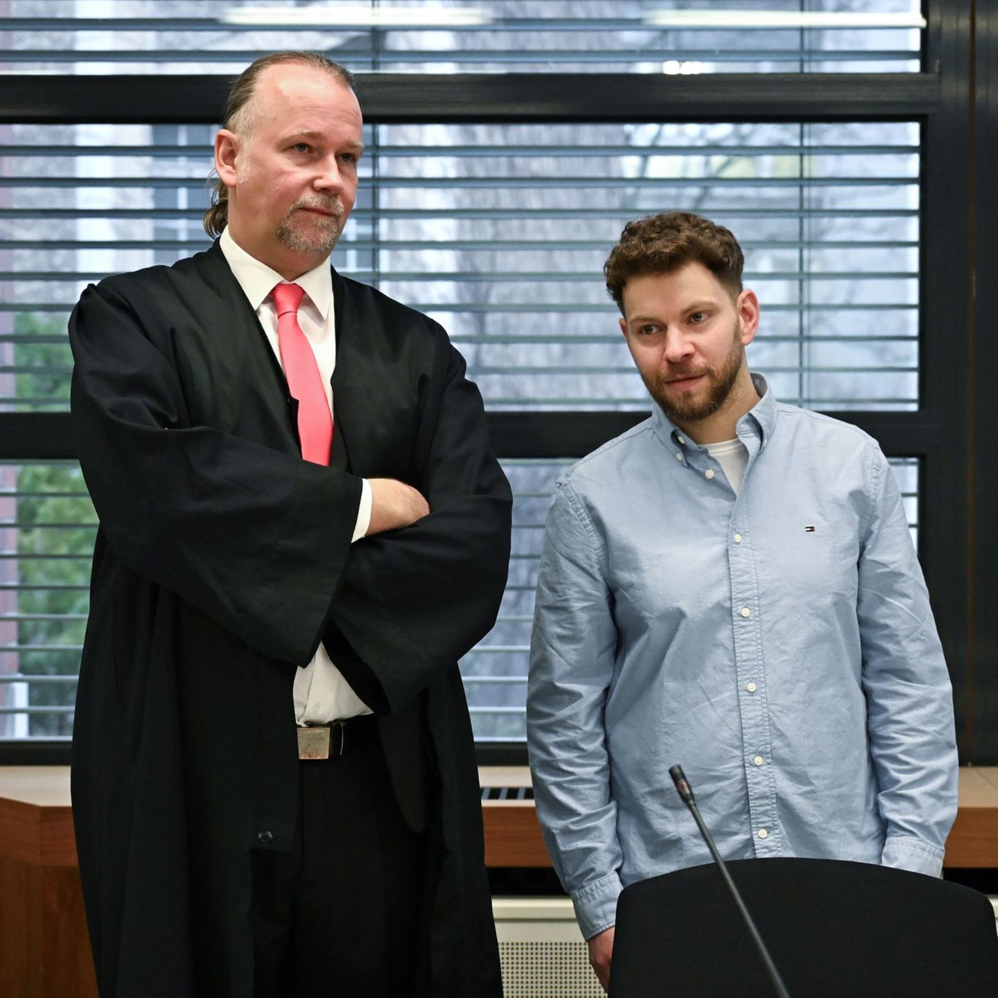 Der jüdische Student Lahav Shapira (1.) mit seinem Anwalt Sebastian Scharmer. (Archivbild) Foto: Elisa Schu/dpa