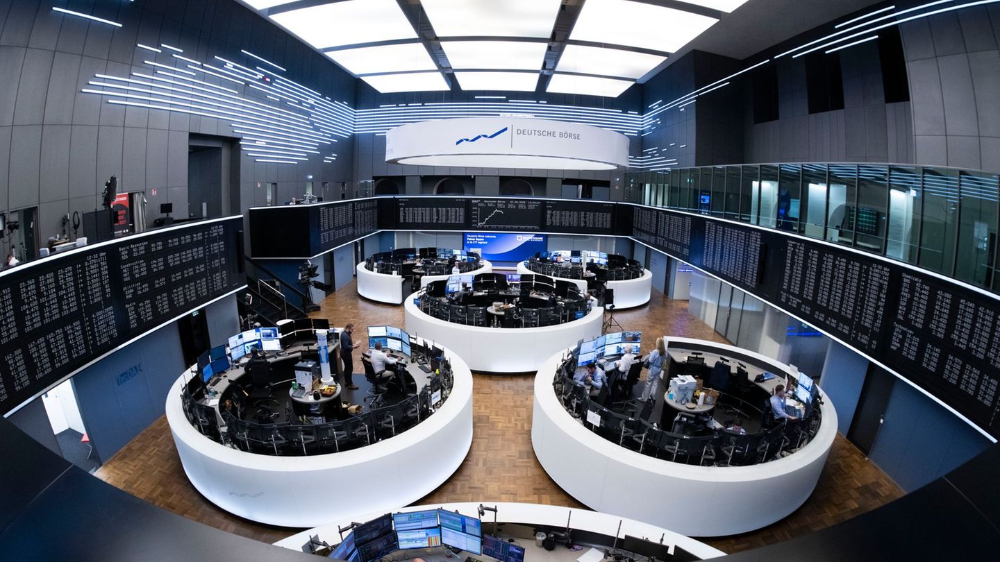 Handelsraum in Frankfurt: Reihenweise börsennotierte Firmen müssen ihre Gewinnziele korrigieren. (Archivbild) Foto: Boris Roessl