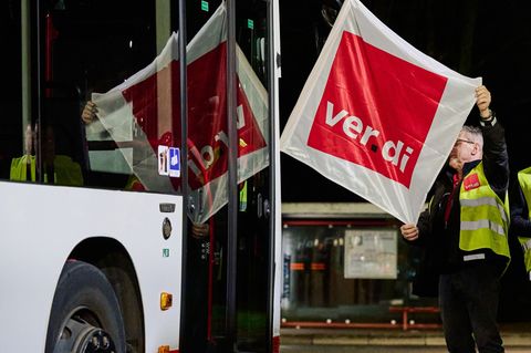 Fahrgäste müssen am Montag genau nachschauen, ob ihr Bus oder ihre Bahn fährt - es gibt wieder Warnstreiks. (Archivbild) Foto: B