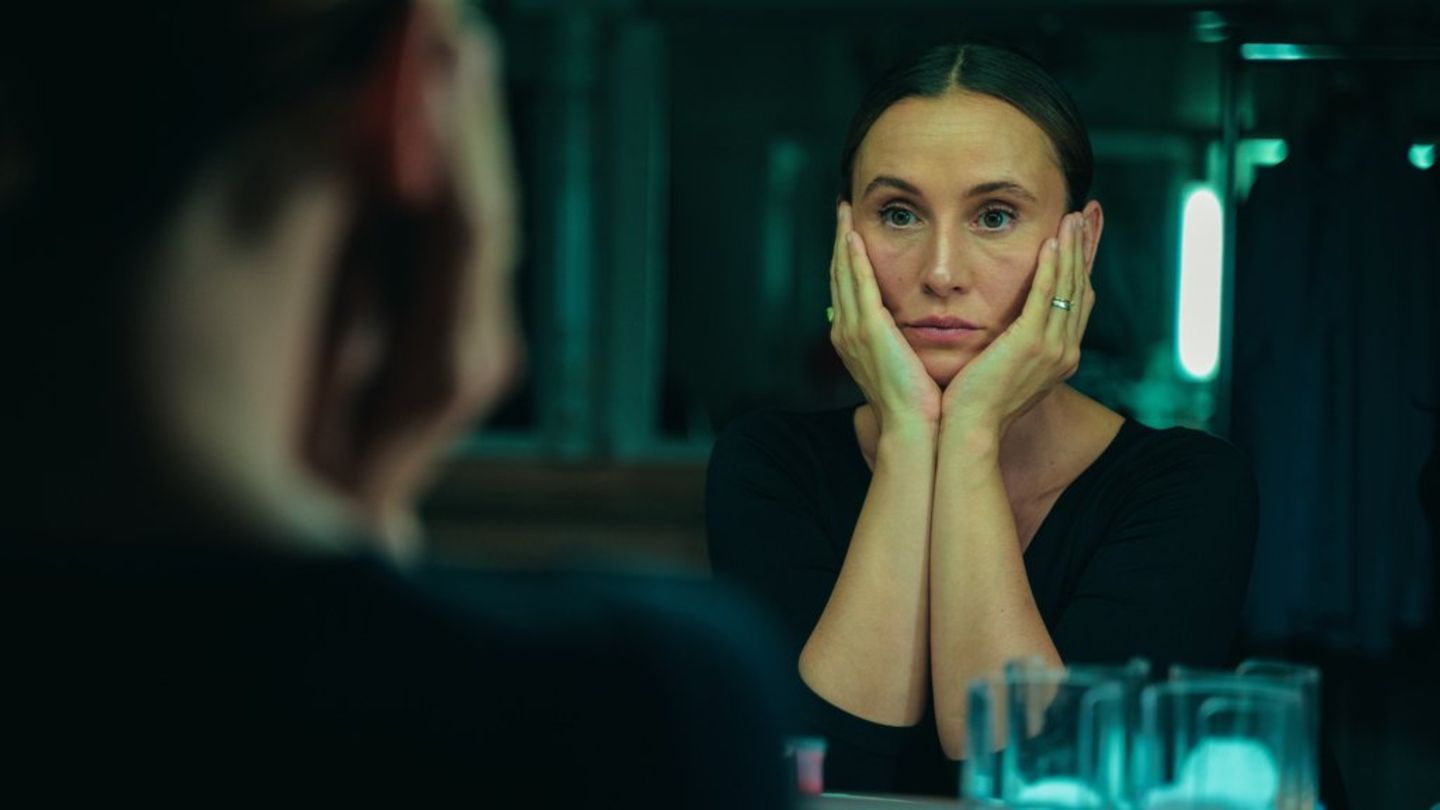 "Eine bessere Welt": Die Wissenschaftlerin Elena (Peri Baumeister) polarisiert mit ihrem Buch mit Ideen für eine ökologische Z