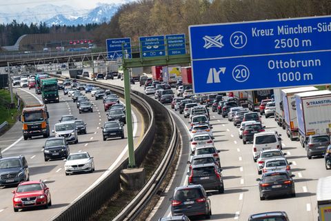 Zu Ferienbeginn und während der Osterfeiertage kann es bayernweit zu Staus kommen. (Archivbild) Foto: Peter Kneffel/dpa