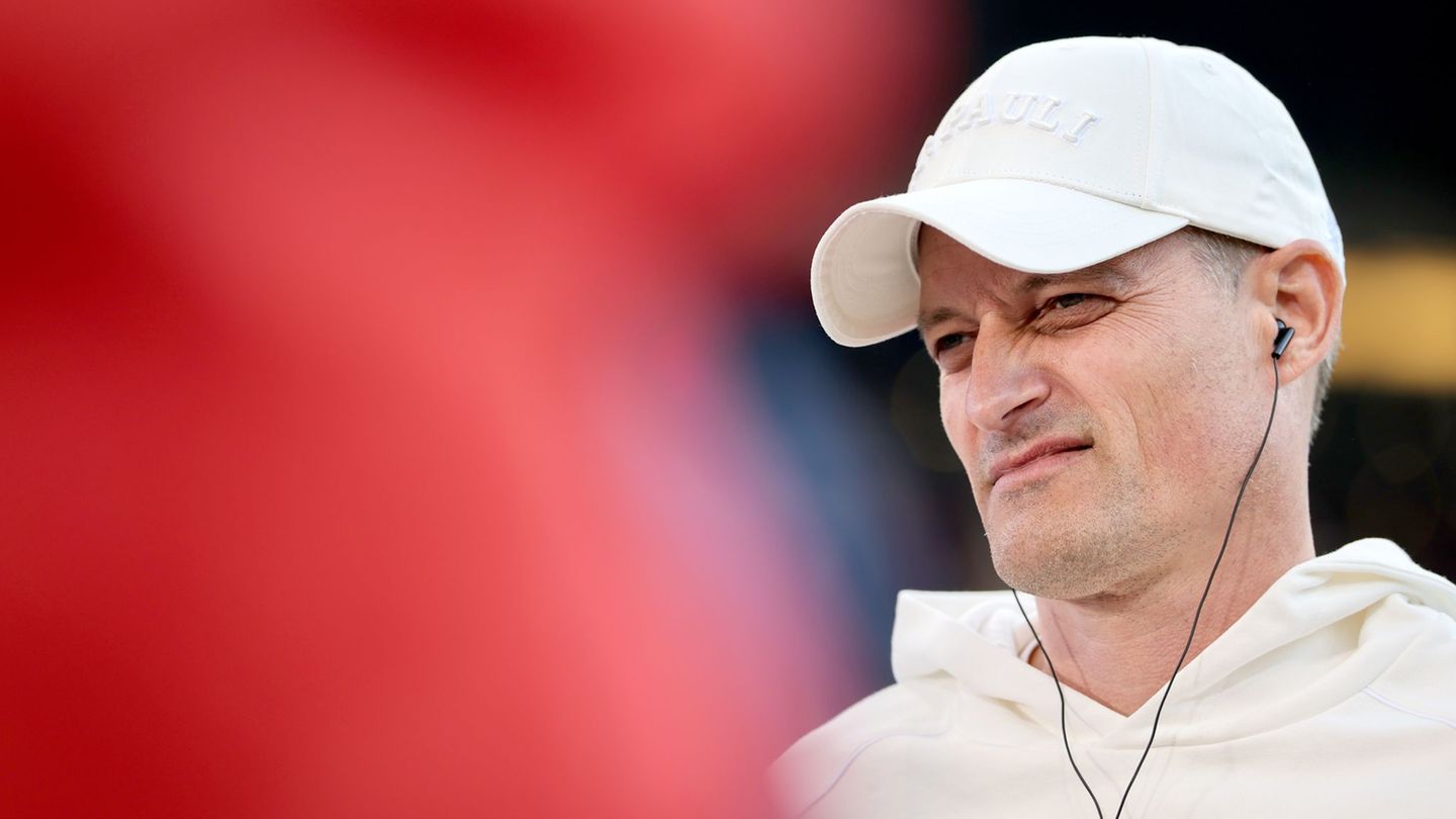 Bei der Pressekonferenz nach dem Spiel gegen den SC Freiburg zunächst allein: St. Paulis Trainer Alexander Blessin. Foto: Christ