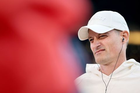 Bei der Pressekonferenz nach dem Spiel gegen den SC Freiburg zunächst allein: St. Paulis Trainer Alexander Blessin. Foto: Christ