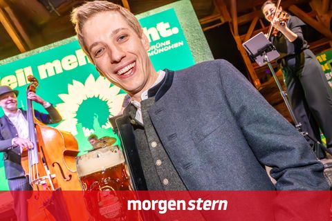 Der Grüne Oberbürgermeister-Kandidat Dominik Krause im Wahlkampf beim Starkbierfest im Giesinger Bräu