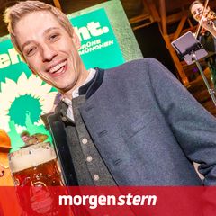 Der Grüne Oberbürgermeister-Kandidat Dominik Krause im Wahlkampf beim Starkbierfest im Giesinger Bräu