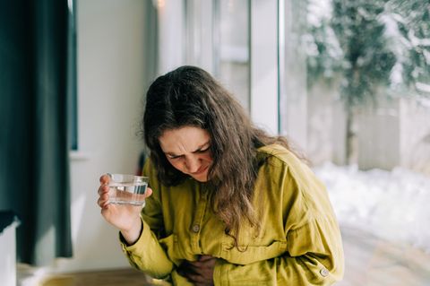 Menschen, die Angst haben, selbst zu erbrechen oder andere dabei zu sehen, vermeiden oft bestimmte Dinge und Situationen: etwa Partys, auf denen Alkohol getrunken wird, oder den Verzehr von Eiern und Fisch (Symbolbild)