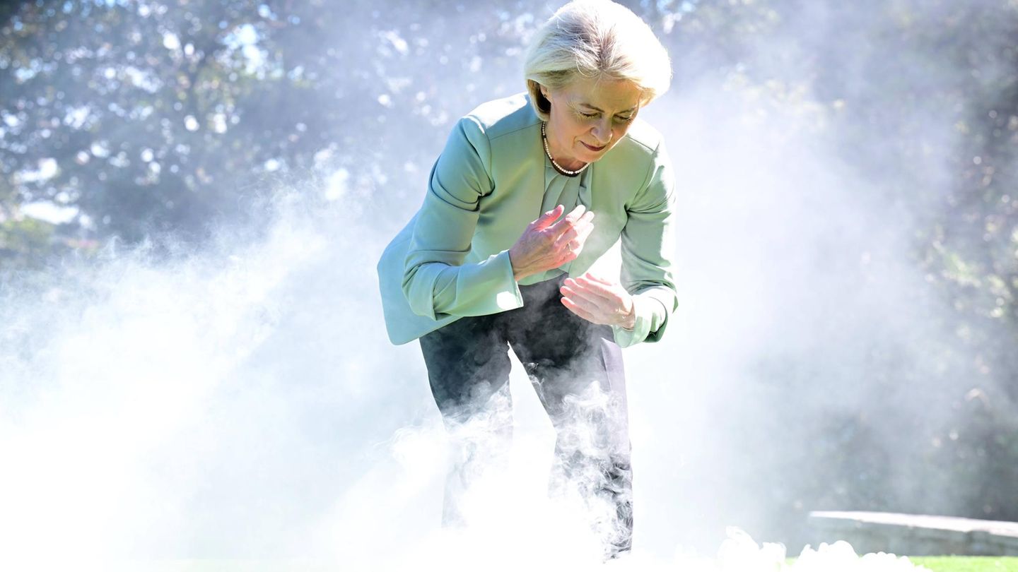 Ursula von der Leyen nimmt in Sydney an einer Rauchzeremonie teil