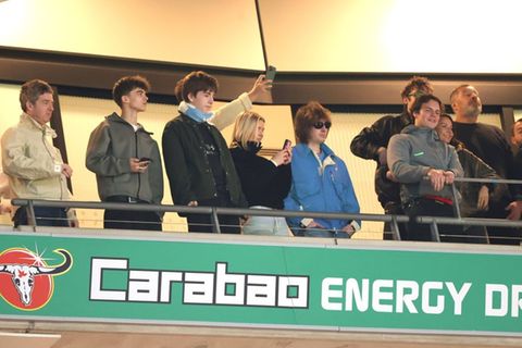 Noel Gallagher (li.) und Bruder Liam (re.) mit Familie und Freunden im Wembley-Stadion.