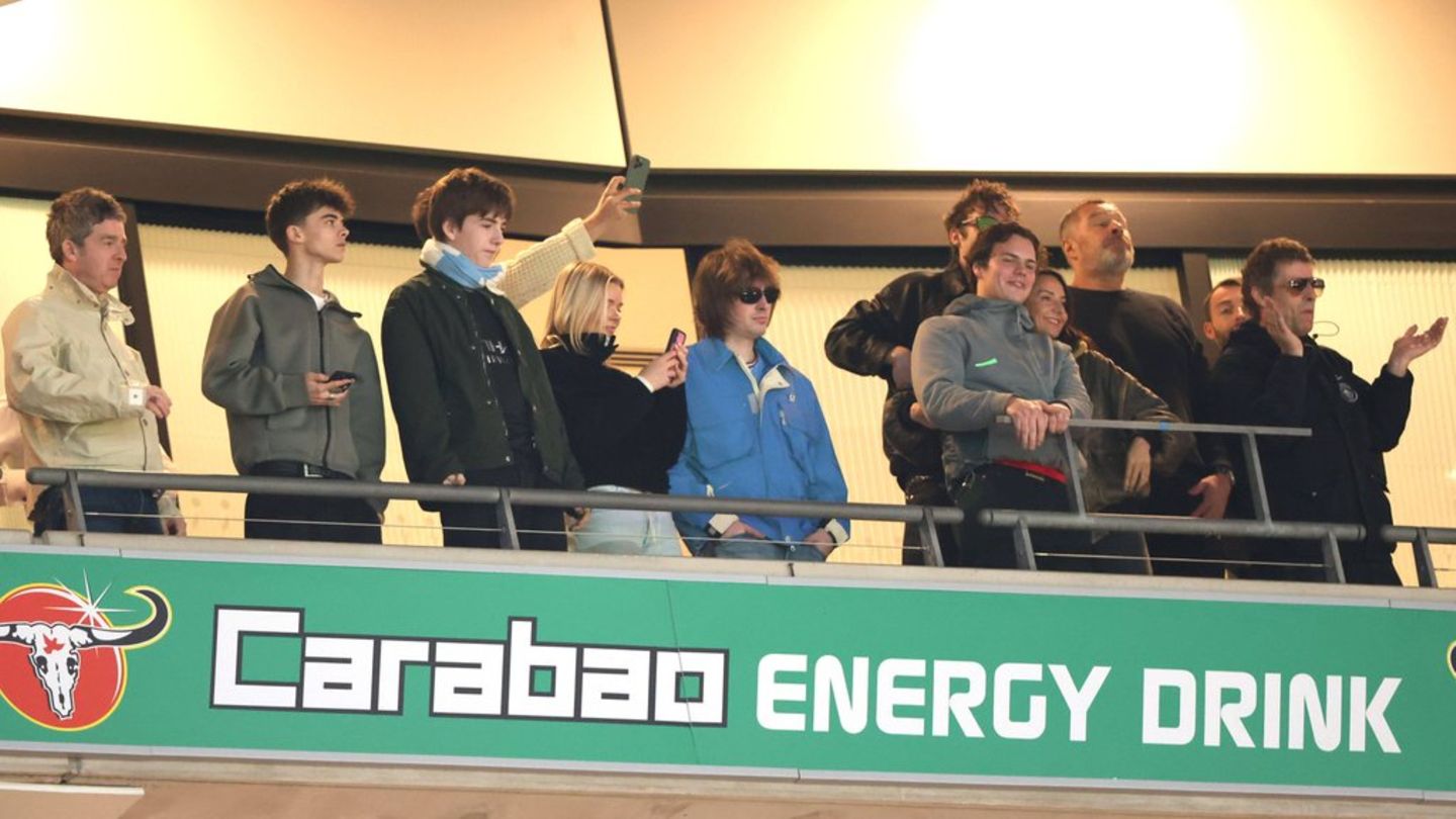 Noel Gallagher (li.) und Bruder Liam (re.) mit Familie und Freunden im Wembley-Stadion.