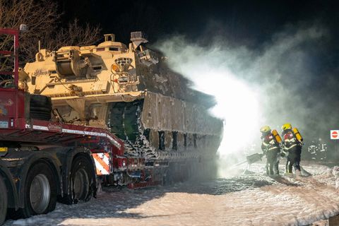 An der A4 ist ein mit einem US-Panzer beladener Lkw in Brand geraten. Foto: Dietmar Thomas/EHL Media /dpa