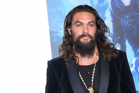 Jason Momoa packt mit an.