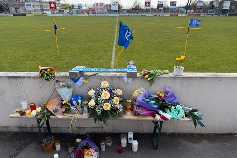 In Erlangen ist ein Fußballtor auf einen Jungen gestürzt. Foto: Sven Grundmann/News5/dpa