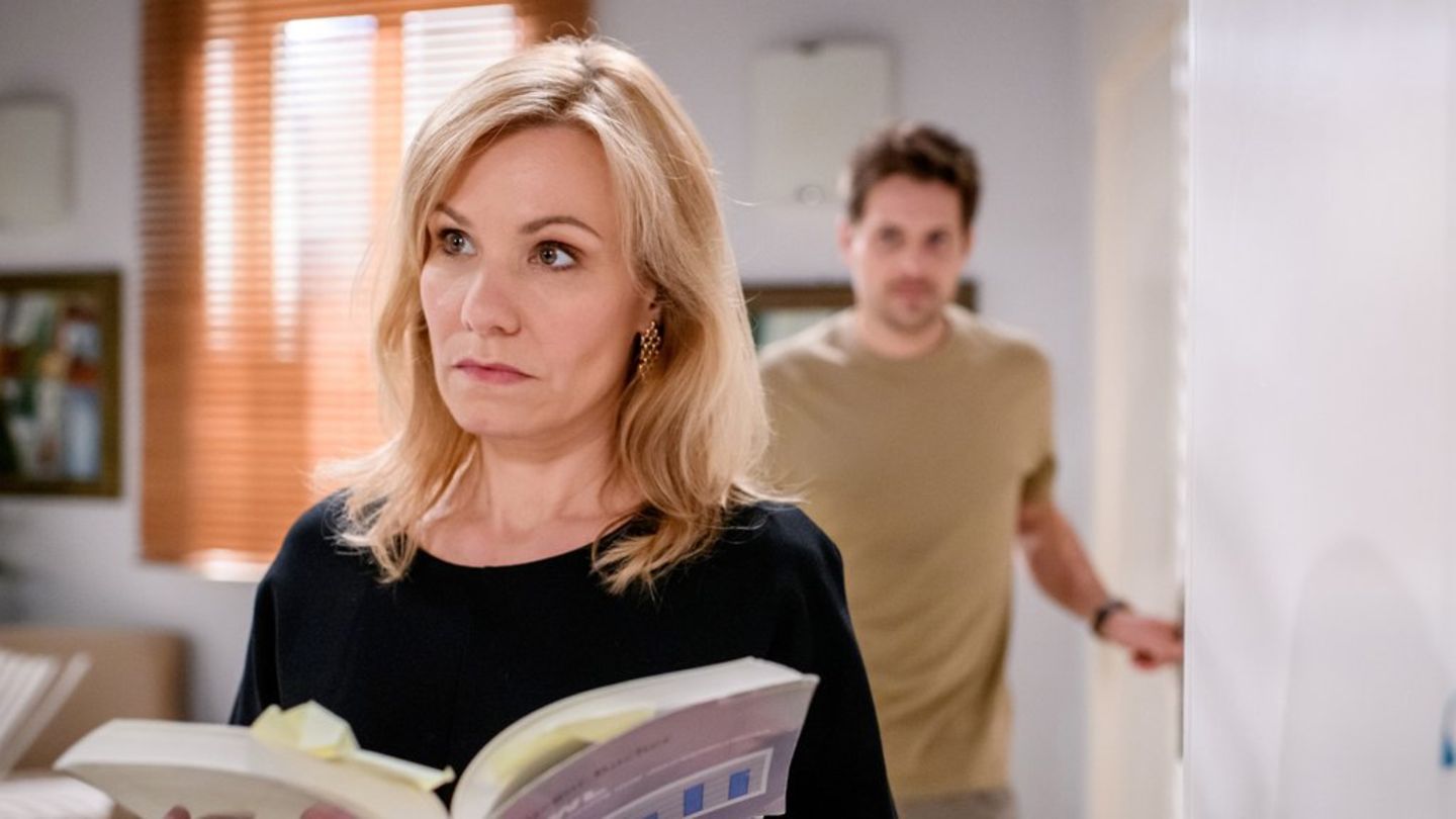 "Sturm der Liebe": Massimo (h.) braucht Katjas Hilfe, da er nochmal in Sophias Suite einsteigen will.