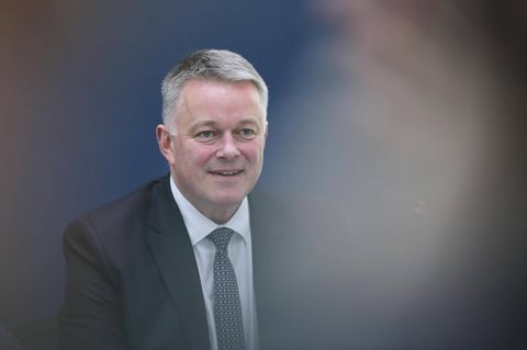 Gordon Schnieder blickt in die Kamera