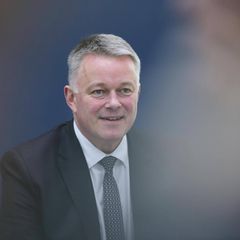 Gordon Schnieder blickt in die Kamera