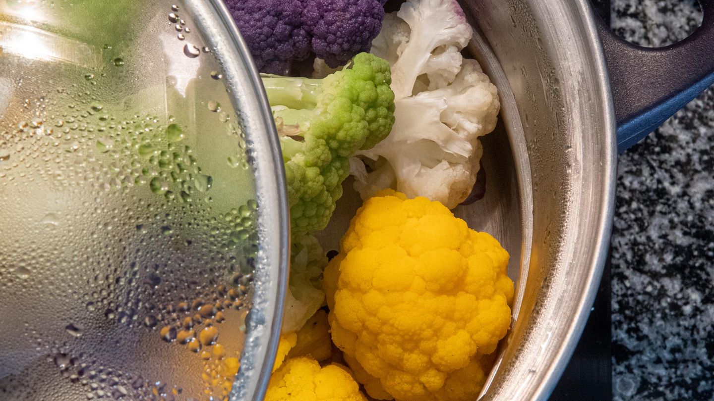 Brokoli und Blumenkohl liegen im Dampfgarer