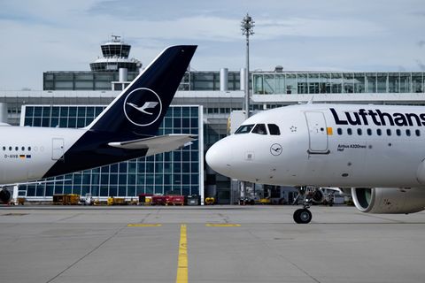Lufthansa-Maschinen am Münchner Flughafen. (Symbolbild) Foto: Sven Hoppe/dpa