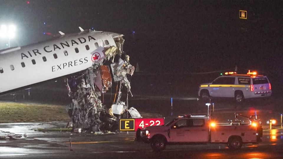 Unglück auf Landebahn: Flugzeug kollidiert mit Feuerwehrfahrzeug