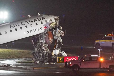 Unglück auf Landebahn: Flugzeug kollidiert mit Feuerwehrfahrzeug