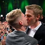 Dominik Krause küsst seinen Freund Sebastian Müller auf der Wahlparty. Wenige Momente zuvor hatte die erste Prognose den Wahlsieg des bisherigen Zweiten Bürgermeisters und grünen Spitzenkandidaten gegen den bisherigen SPD-Oberbürgermeister Dieter Reiter bestätigt.