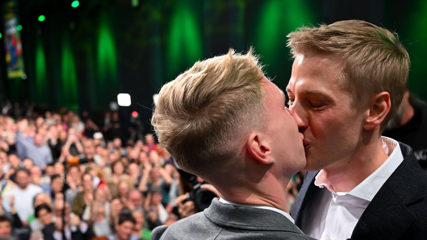 Dominik Krause küsst seinen Freund Sebastian Müller auf der Wahlparty. Wenige Momente zuvor hatte die erste Prognose den Wahlsieg des bisherigen Zweiten Bürgermeisters und grünen Spitzenkandidaten gegen den bisherigen SPD-Oberbürgermeister Dieter Reiter bestätigt.
