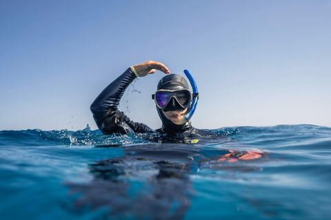 Ein Mann beim Schnorcheln