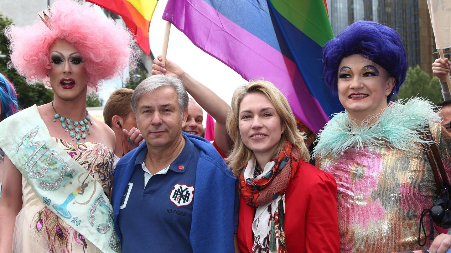 Berlins früherer Regierender Bürgermeister Klaus Wowereit und die damalige Familienministerin Manuela Schwesig auf dem Christopher Street Day 2014. Der SPD-Politiker hatte 2001 mit seinem Outing auf dem Parteitag und dem Satz „Ich bin schwul – und das ist auch gut so!“ Geschichte geschrieben. 