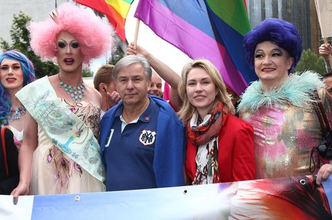 Berlins früherer Regierender Bürgermeister Klaus Wowereit und die damalige Familienministerin Manuela Schwesig auf dem Christopher Street Day 2014. Der SPD-Politiker hatte 2001 mit seinem Outing auf dem Parteitag und dem Satz „Ich bin schwul – und das ist auch gut so!“ Geschichte geschrieben. 