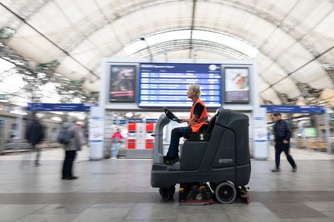 Beim Frühjahrsputz der Bahn sollen dieses Jahr doppelt so viele Stationen gereinigt werden wie sonst. (Archivbild) Foto: Sebasti