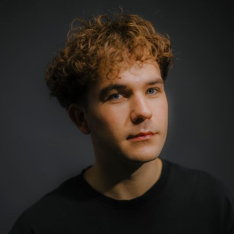 Fußballtrainer Christian Dobrick blickt beim stern-Shooting in die Kamera