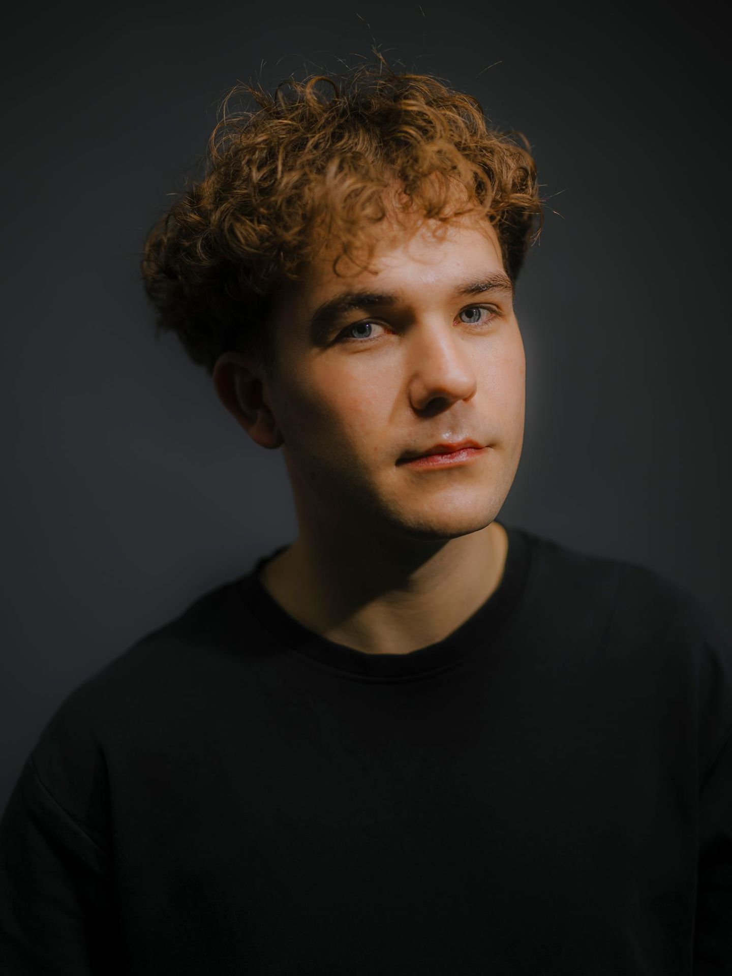 Fußballtrainer Christian Dobrick blickt beim stern-Shooting in die Kamera