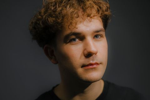 Fußballtrainer Christian Dobrick blickt beim stern-Shooting in die Kamera