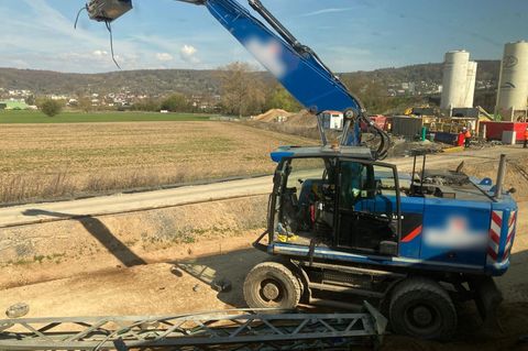 Der beschädigte Bagger steht an einer Baustelle neben den Bahngleisen. Foto: Privat/dpa