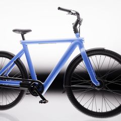 Das Blaue VanMoof E-Bike mit schwarzen Griffen vor weißem Hintergrund