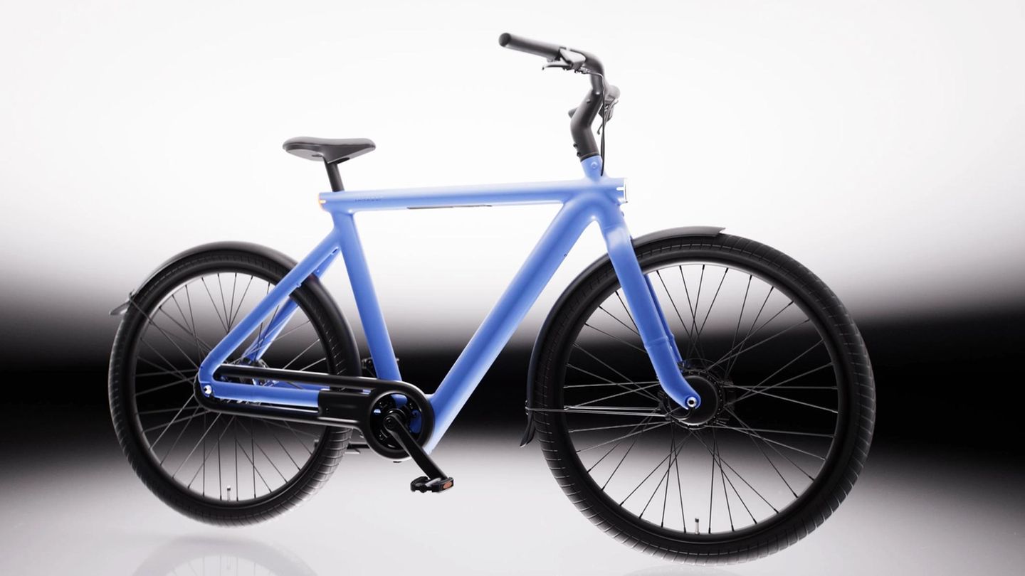 Das Blaue VanMoof E-Bike mit schwarzen Griffen vor weißem Hintergrund