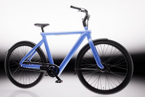 Das Blaue VanMoof E-Bike mit schwarzen Griffen vor weißem Hintergrund