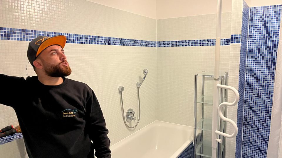 Seniorengerechtes Wohnen Mann steht in Badezimmer