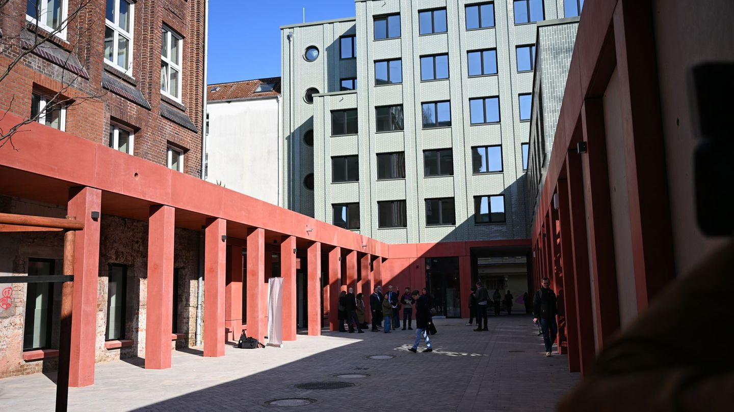 In der Mitte ist der Neubau zu sehen, links das sanierte Bestandsgebäude. Foto: Leonie Asendorpf/dpa