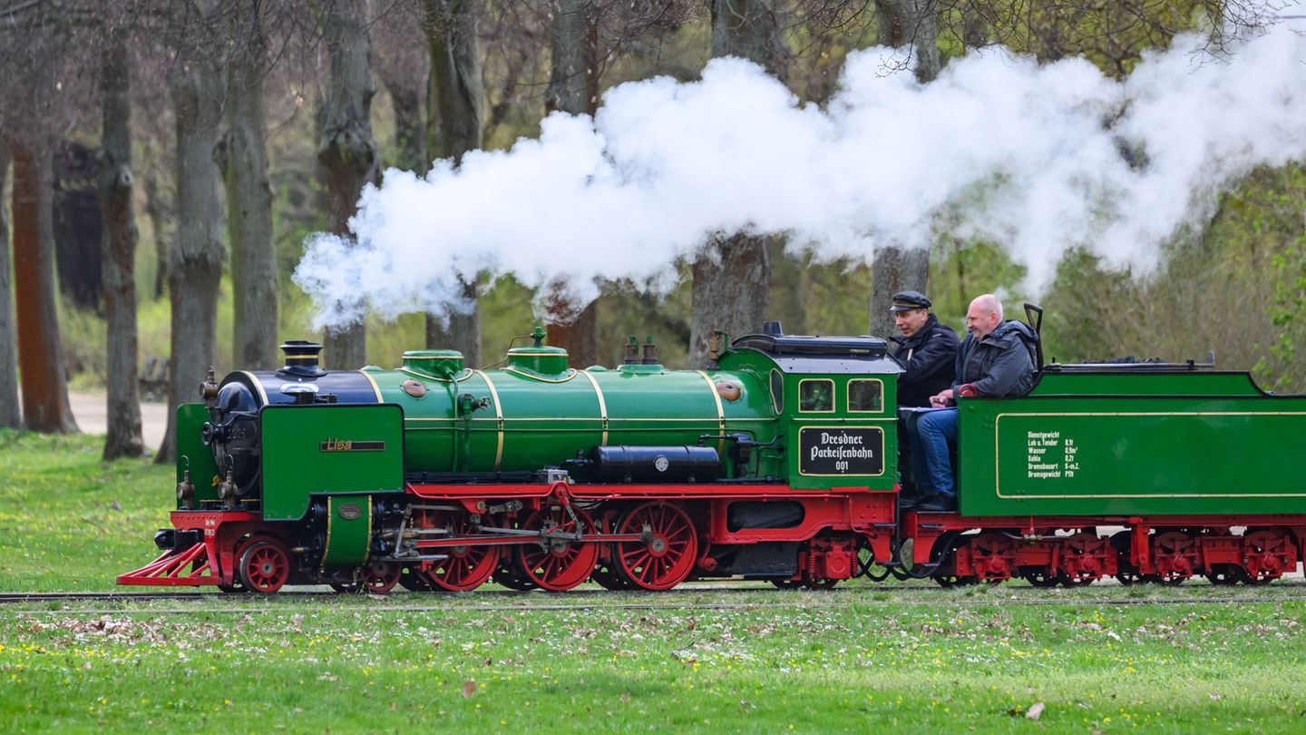 Die Dresdner Parkeisenbahn startet am kommenden Wochenende in die neue Saison. (Archivbild) Foto: Robert Michael/dpa