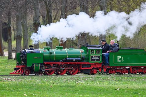 Die Dresdner Parkeisenbahn startet am kommenden Wochenende in die neue Saison. (Archivbild) Foto: Robert Michael/dpa
