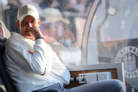 Hatte viel am Schiedsrichter zu kritisieren: FC St. Paulis Trainer Alexander Blessin Foto: Christian Charisius/dpa