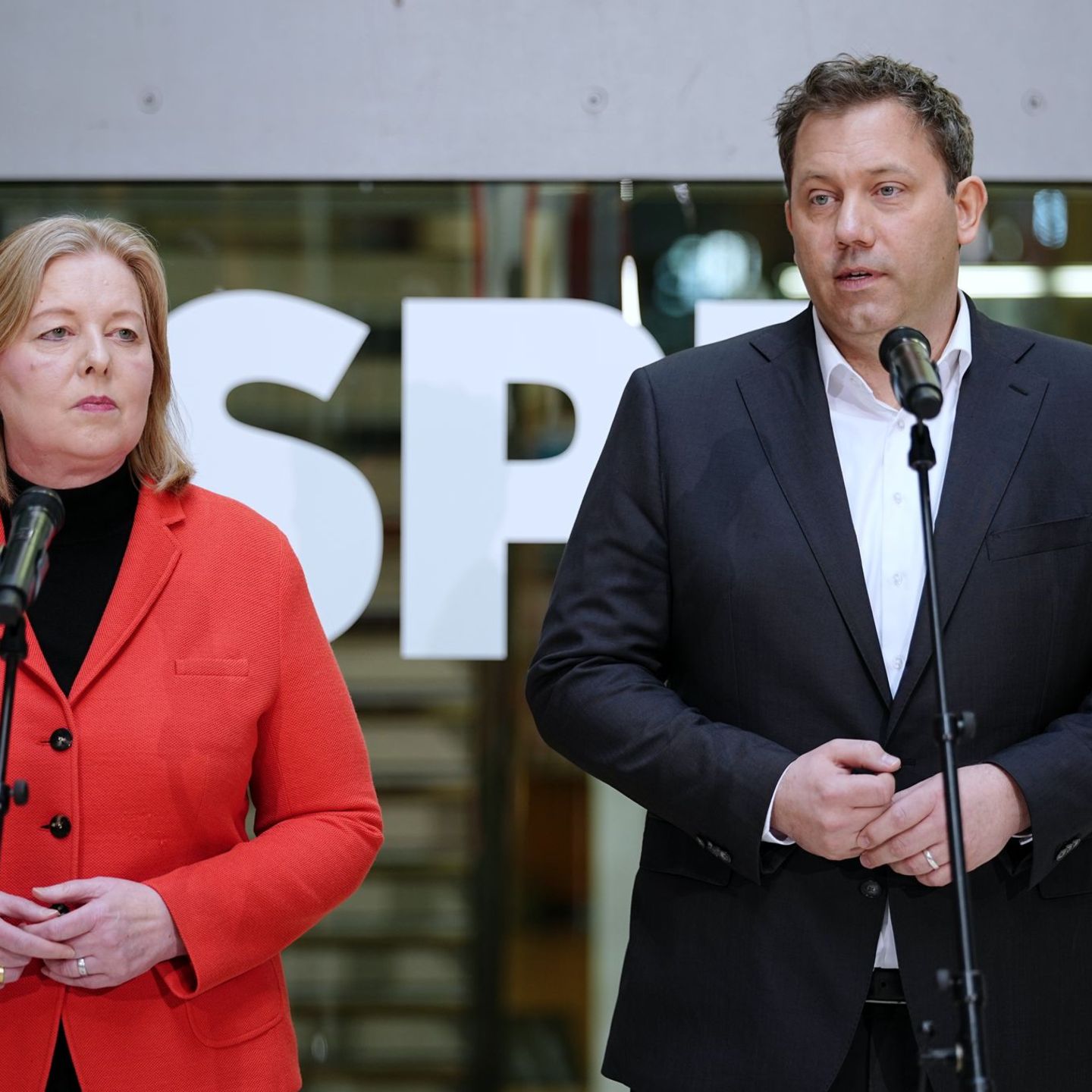 Bas und Klingbeil sehen gerade nicht die Zeit für Rücktritte. Foto: Kay Nietfeld/dpa